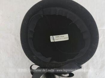 Superbe chapeau bibi en feutre noir avec au dos une décoration avec plumes, duvet et noeud satin noir. A l'intérieur, un élastique pour maintenir les cheveux et une étiquette 