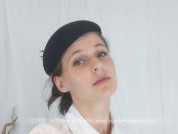 Superbe chapeau bibi en feutre noir avec au dos une décoration avec plumes, duvet et noeud satin noir. A l'intérieur, un élastique pour maintenir les cheveux et une étiquette 