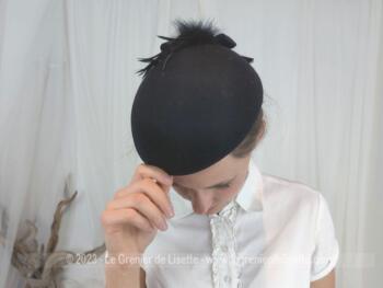 Superbe chapeau bibi en feutre noir avec au dos une décoration avec plumes, duvet et noeud satin noir. A l'intérieur, un élastique pour maintenir les cheveux et une étiquette 