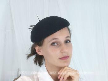 Superbe chapeau bibi en feutre noir avec au dos une décoration avec plumes, duvet et noeud satin noir. A l'intérieur, un élastique pour maintenir les cheveux et une étiquette 