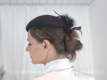 Superbe chapeau bibi en feutre noir avec au dos une décoration avec plumes, duvet et noeud satin noir. A l'intérieur, un élastique pour maintenir les cheveux et une étiquette 