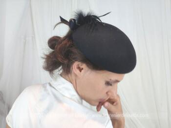 Superbe chapeau bibi en feutre noir avec au dos une décoration avec plumes, duvet et noeud satin noir. A l'intérieur, un élastique pour maintenir les cheveux et une étiquette 