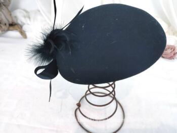 Superbe chapeau bibi en feutre noir avec au dos une décoration avec plumes, duvet et noeud satin noir. A l'intérieur, un élastique pour maintenir les cheveux et une étiquette 