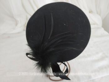 Superbe chapeau bibi en feutre noir avec au dos une décoration avec plumes, duvet et noeud satin noir. A l'intérieur, un élastique pour maintenir les cheveux et une étiquette 