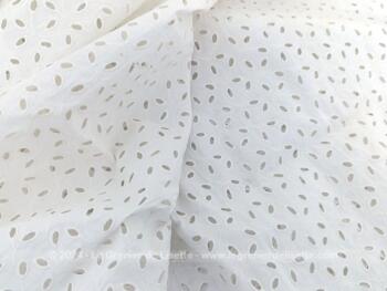 Vestige de jupon, voici un beau coupon de broderie anglaise blanche composé d'un morceau de 155 + 50 cm (il y a une couture) long sur 70 cm de large. Créations originales en vue !