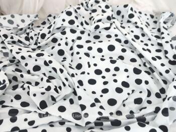 Sur 210 x 150 cm, voici un beau coupon de tissus en coton blanc décoré de pois noirs de 3, 2.5, 2 et 1.5 cm de diamètre. Pour habillement ou ameublement, à vous de choisir !
