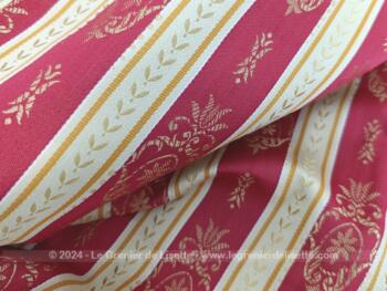 Voici un beau coupon de 135 x 285 cm de superbe tissus moiré bordeaux, beige et or, Jaquard à rayures Biedermeiera ux dessins de volutes et arabesque dans le style Empire. Pour vos idées de création !