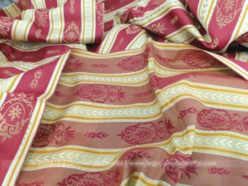Voici un beau coupon de 135 x 285 cm de superbe tissus moiré bordeaux, beige et or, Jaquard à rayures Biedermeiera ux dessins de volutes et arabesque dans le style Empire. Pour vos idées de création !