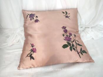 Fait main, voici un coussin de 44 x 42 cm  en soie couleur camel clair avec les dessin de roses fuchsia, avec leurs feuilles vertes peints à la main. Non déhoussable.