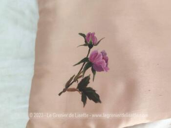 Fait main, voici un coussin de 44 x 42 cm  en soie couleur camel clair avec les dessin de roses fuchsia, avec leurs feuilles vertes peints à la main. Non déhoussable.