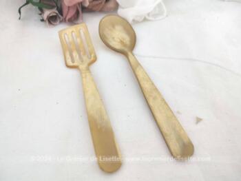 Anciens couverts à salade réalisés en belle bakélite imitation corne ou peut etre en véritable corne, difficile de savoir. Vraiment original !
