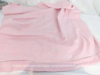 Voici un ancien petit drap pour lit de bébés de 84 x 108 cm, fait main, décoré de broderies formant des petits pois, des monogrammes JMA et d'un jour sur toute la largeur. Pièce unique.