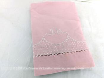 Voici un ancien petit drap pour lit de bébés de 84 x 108 cm, fait main, décoré de broderies formant des petits pois, des monogrammes JMA et d'un jour sur toute la largeur. Pièce unique.