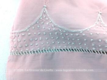 Voici un ancien petit drap pour lit de bébés de 84 x 108 cm, fait main, décoré de broderies formant des petits pois, des monogrammes JMA et d'un jour sur toute la largeur. Pièce unique.
