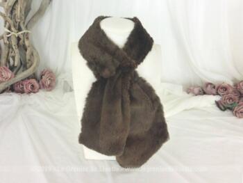 Superbe tour de cou façon cravate en douce et belle imitation fourrure de couleur chocolat au lai avec une large boutonnière d'un coté pour faire passer l'autre coté et le serrer . Top vintage .
