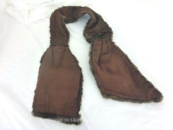 Superbe tour de cou façon cravate en douce et belle imitation fourrure de couleur chocolat au lai avec une large boutonnière d'un coté pour faire passer l'autre coté et le serrer . Top vintage .