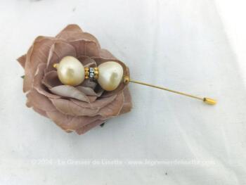 Sur 12.5 cm de long, voici une épingle fibule à chapeau bien originale composée de deux perles de forme biscornue avec 3 anneaux en strass entre les deux. Idéale pour chapeaux ou en décoration.