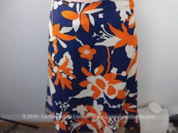 Taille 34, voici une belle jupe 1/4 cercle datant des années 70 fait main en viscose et polyester épais avec un beau tombé, entièrement doublée.
