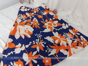 Taille 34, voici une belle jupe 1/4 cercle datant des années 70 fait main en viscose et polyester épais avec un beau tombé, entièrement doublée.