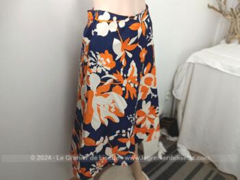 Taille 34, voici une belle jupe 1/4 cercle datant des années 70 fait main en viscose et polyester épais avec un beau tombé, entièrement doublée.