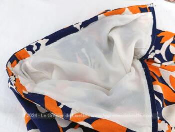 Taille 34, voici une belle jupe 1/4 cercle datant des années 70 fait main en viscose et polyester épais avec un beau tombé, entièrement doublée.