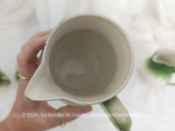 Voici un lot de 4 anciens crémiers dans des tons de vert sapin dégradés vers le blanc, en taille croissante et estampillé des Faïencerie Chauvigny GDF - France Granit. Pour une cuisine vintage !