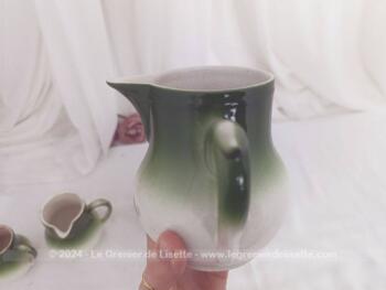 Voici un lot de 4 anciens crémiers dans des tons de vert sapin dégradés vers le blanc, en taille croissante et estampillé des Faïencerie Chauvigny GDF - France Granit. Pour une cuisine vintage !