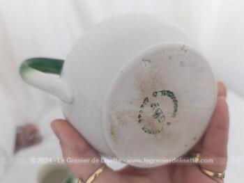 Voici un lot de 4 anciens crémiers dans des tons de vert sapin dégradés vers le blanc, en taille croissante et estampillé des Faïencerie Chauvigny GDF - France Granit. Pour une cuisine vintage !