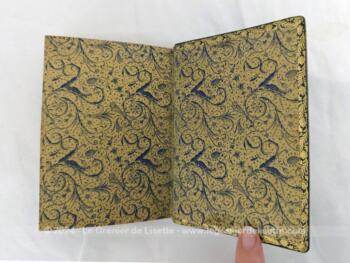Datant de 1898, voici un superbe Missel de Notre Dame de 10 x 13.5 x 3 cm en cuir noir décoré volutes dorées et d'une tranché dorée. Superbe.