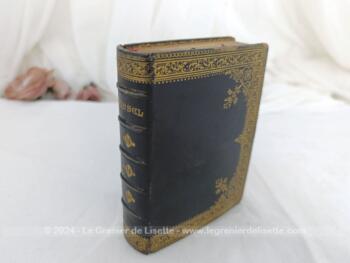 Datant de 1898, voici un superbe Missel de Notre Dame de 10 x 13.5 x 3 cm en cuir noir décoré volutes dorées et d'une tranché dorée. Superbe.