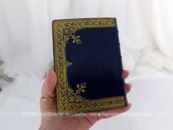 Datant de 1898, voici un superbe Missel de Notre Dame de 10 x 13.5 x 3 cm en cuir noir décoré volutes dorées et d'une tranché dorée. Superbe.