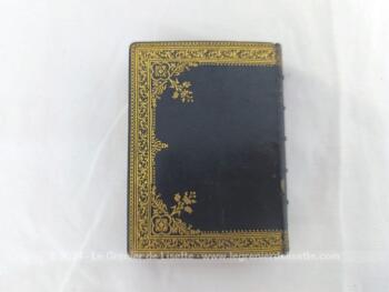 Datant de 1898, voici un superbe Missel de Notre Dame de 10 x 13.5 x 3 cm en cuir noir décoré volutes dorées et d'une tranché dorée. Superbe.