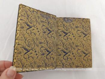 Datant de 1898, voici un superbe Missel de Notre Dame de 10 x 13.5 x 3 cm en cuir noir décoré volutes dorées et d'une tranché dorée. Superbe.