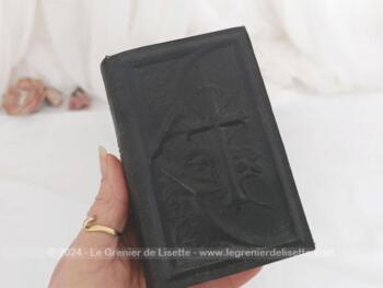 Voici un ancien petit missel de la Quinzaine de Pâques  à l'usage de Rome - Semaine Sainte avec les  Offices et explications avec sur chaque page, une partie en français et sur l'autre en latin. Vraiment très intéressant.