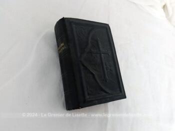 Voici un ancien petit missel de la Quinzaine de Pâques  à l'usage de Rome - Semaine Sainte avec les  Offices et explications avec sur chaque page, une partie en français et sur l'autre en latin. Vraiment très intéressant.