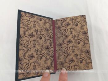 Voici un ancien petit missel de la Quinzaine de Pâques  à l'usage de Rome - Semaine Sainte avec les  Offices et explications avec sur chaque page, une partie en français et sur l'autre en latin. Vraiment très intéressant.