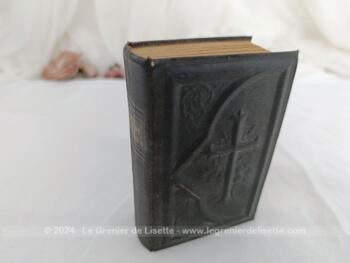 Voici un ancien petit missel de la Quinzaine de Pâques  à l'usage de Rome - Semaine Sainte avec les  Offices et explications avec sur chaque page, une partie en français et sur l'autre en latin. Vraiment très intéressant.