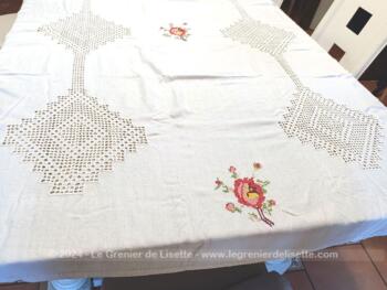 Voici une ancienne nappe de 160 x 140 cm fait main avec des broderies aux point de croix et de très grandes incrustations de dentelles