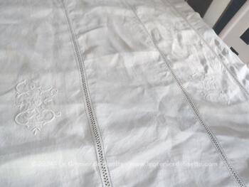 Sur 280 x 200, voici une superbe grande nappe rectangulaire réalisée à la main dans un beau drap de lin blanc décorée de beaux jours travaillés pour former un quadrillage mettant en valeur de chaque coté les broderies des monogrammes JO.