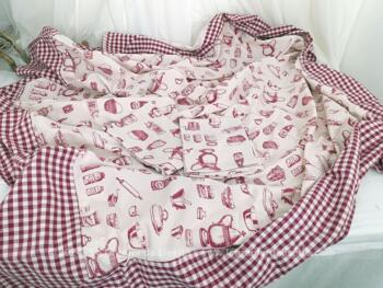 Voici une belle nappe et ses 2 sets de table assortis dans le style campagne de la marque "Sophie et Co Collection" avec un grand contour en  vichy rouge et décoré de dessins d'ustensiles de cuisine imprimés à la main.