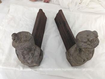 Voici d'anciens chenets du XIX° en fonte représentant chacun un buste Femme et portant la mention 