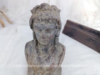 Voici d'anciens chenets du XIX° en fonte représentant chacun un buste Femme et portant la mention 