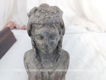 Voici d'anciens chenets du XIX° en fonte représentant chacun un buste Femme et portant la mention 