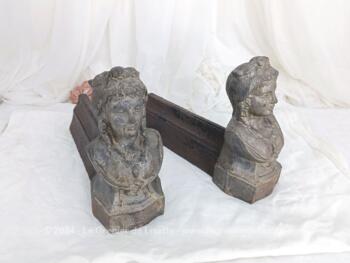 Voici d'anciens chenets du XIX° en fonte représentant chacun un buste Femme et portant la mention 