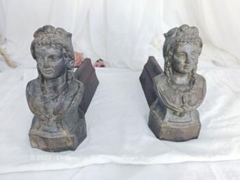 Voici d'anciens chenets du XIX° en fonte représentant chacun un buste Femme et portant la mention 