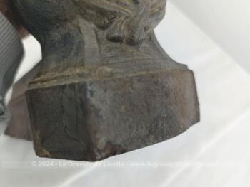 Voici d'anciens chenets du XIX° en fonte représentant chacun un buste Femme et portant la mention 
