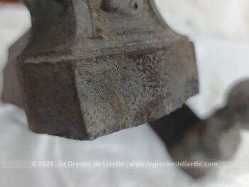 Voici d'anciens chenets du XIX° en fonte représentant chacun un buste Femme et portant la mention 