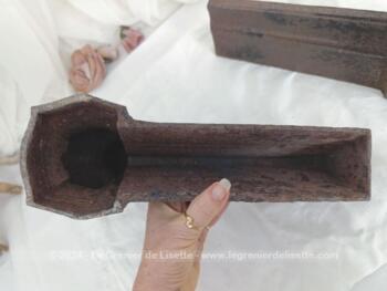 Voici d'anciens chenets du XIX° en fonte représentant chacun un buste Femme et portant la mention 