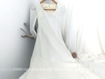 Taille 36,  voici un modèle vraiment vintage avec cette belle robe de mariée fait main, entièrement doublée, cintrée à la taille et forme tulipe au bas réalisée dans un tissus mélangé tout doux légèrement extensible. Année 60/70.
