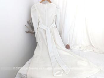 Taille 36,  voici un modèle vraiment vintage avec cette belle robe de mariée fait main, entièrement doublée, cintrée à la taille et forme tulipe au bas réalisée dans un tissus mélangé tout doux légèrement extensible. Année 60/70.